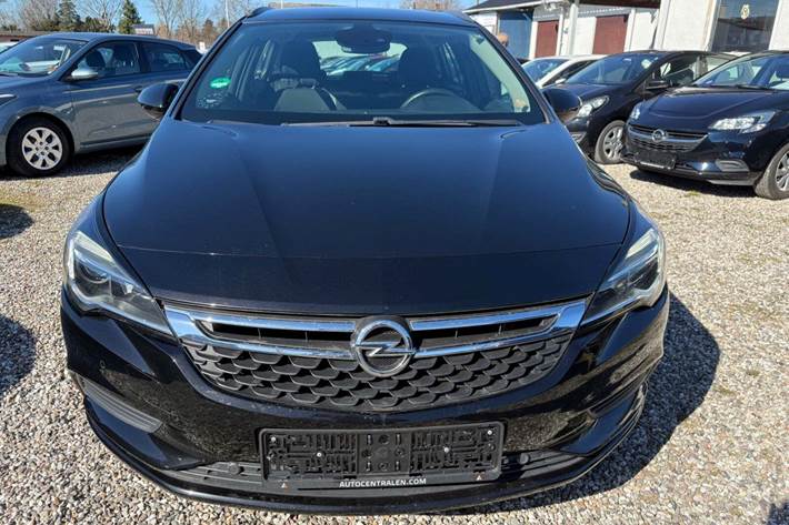 Sort Opel Astra fra 2018