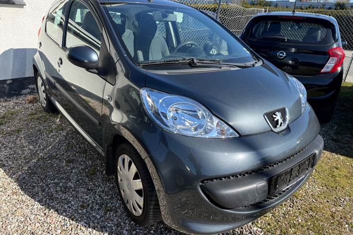 Grå Peugeot 107 fra 2008