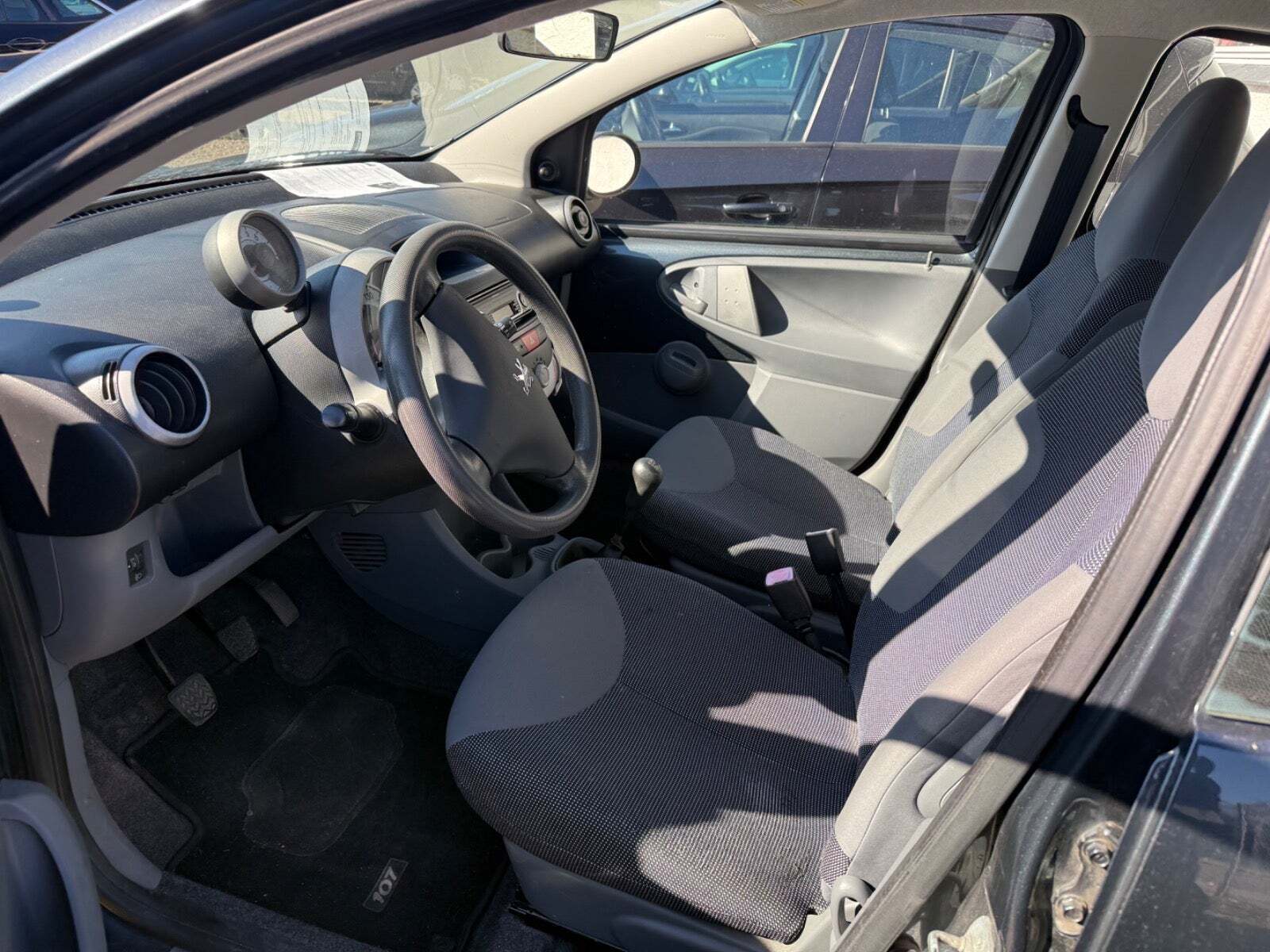 Grå Peugeot 107 fra 2008
