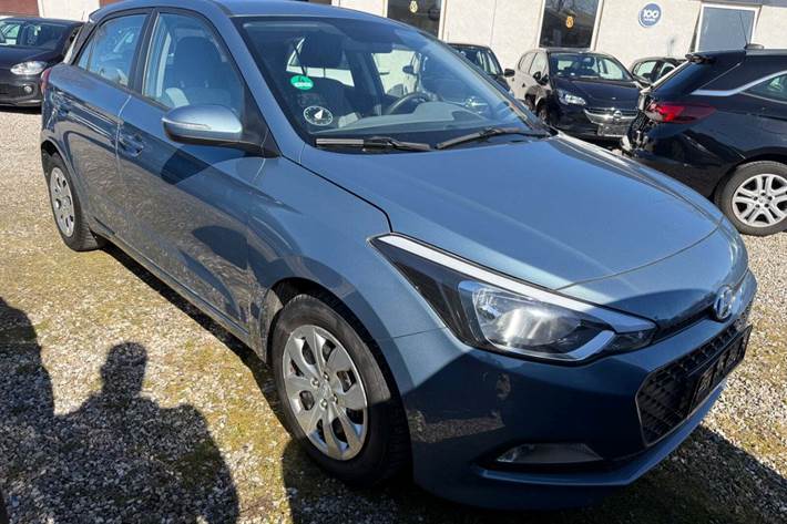 Grå Hyundai i20 fra 2016