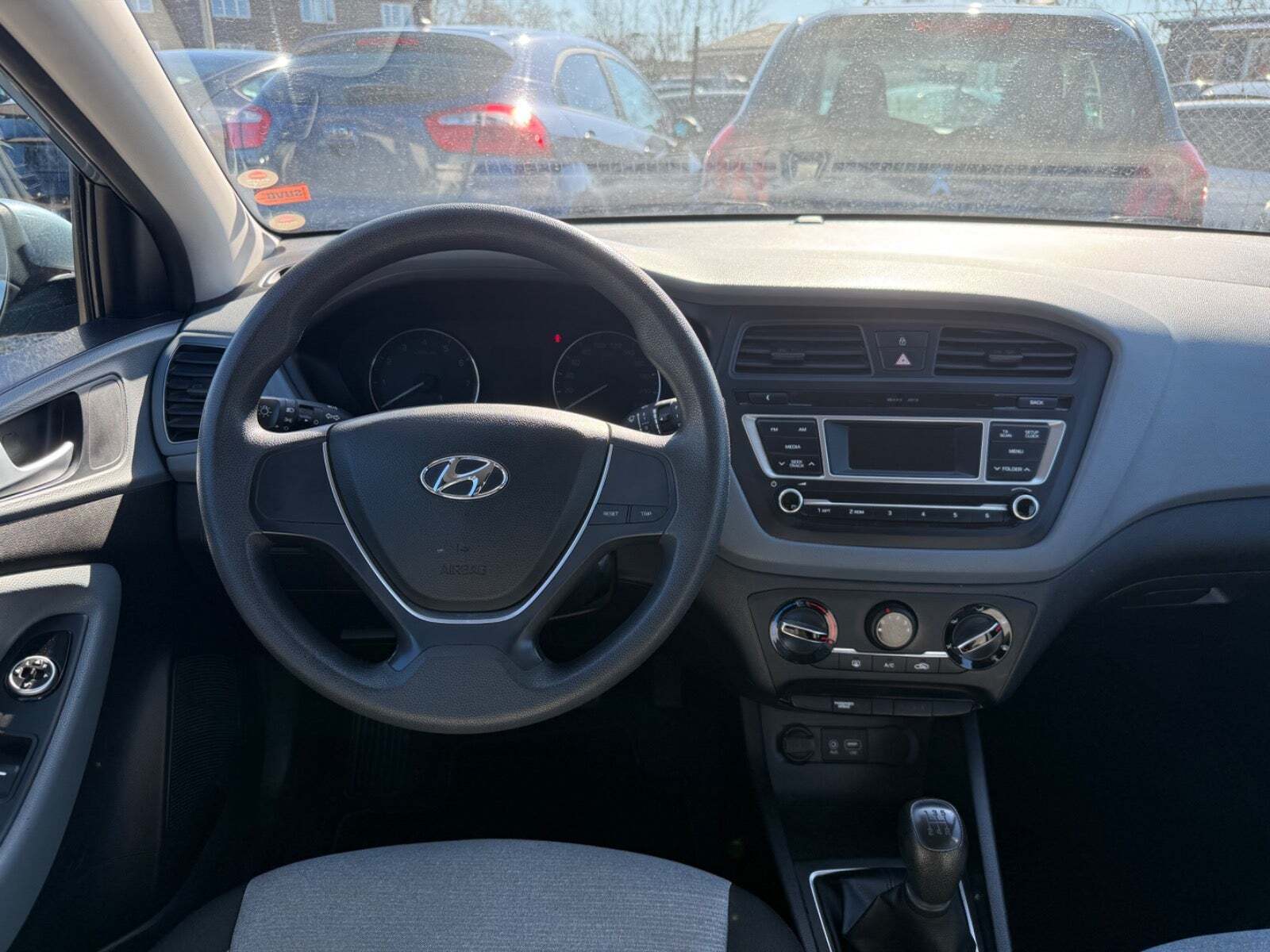 Grå Hyundai i20 fra 2016
