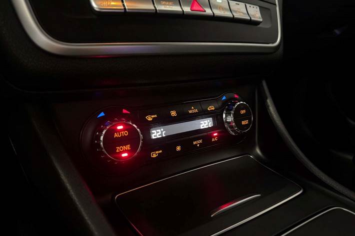 Rød Mercedes CLA200 fra 2018