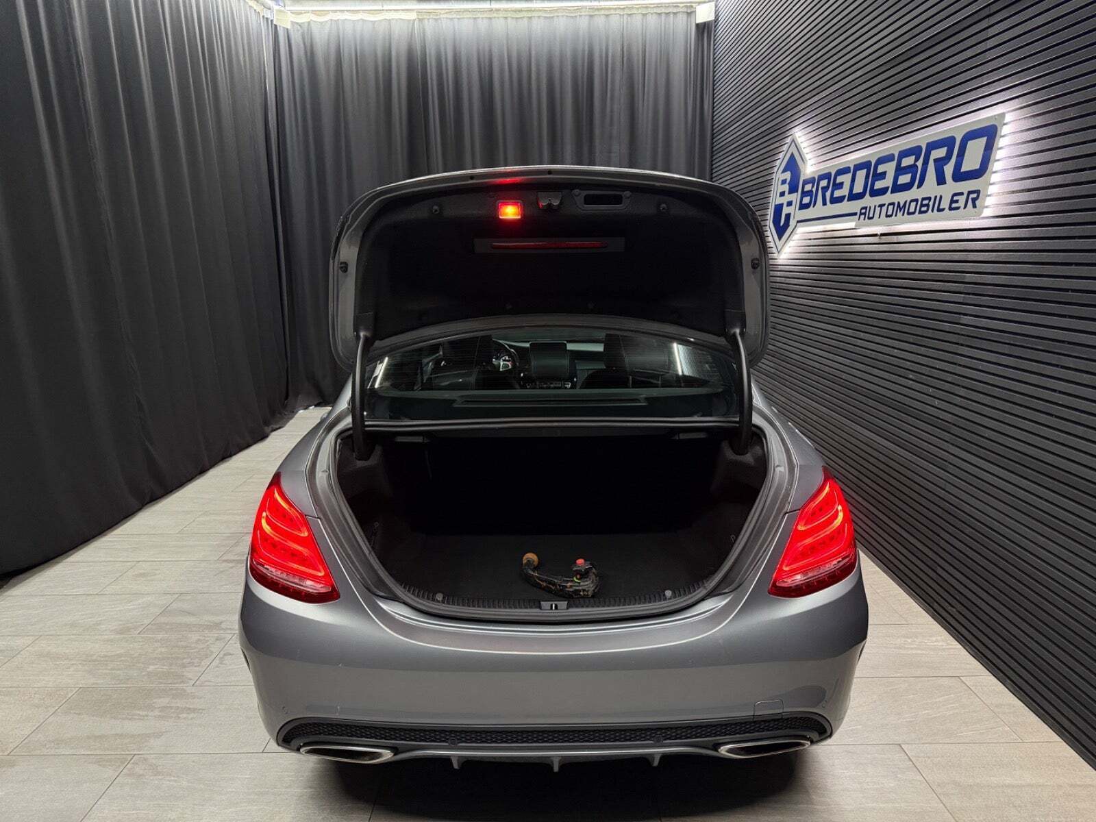Grå Mercedes C180 fra 2014