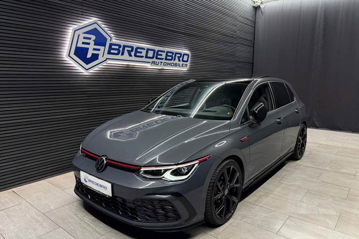 Grå VW Golf VIII fra 2020