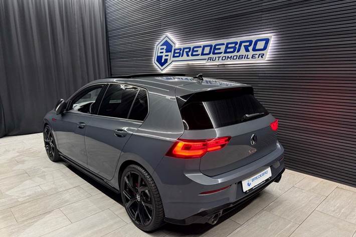 Grå VW Golf VIII fra 2020