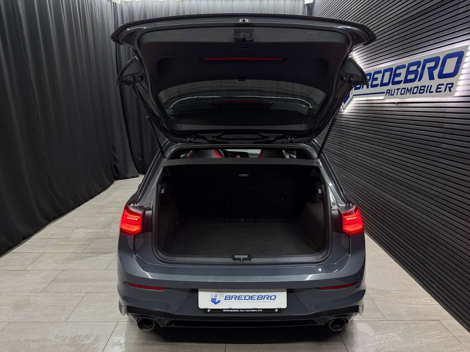 Grå VW Golf VIII fra 2020