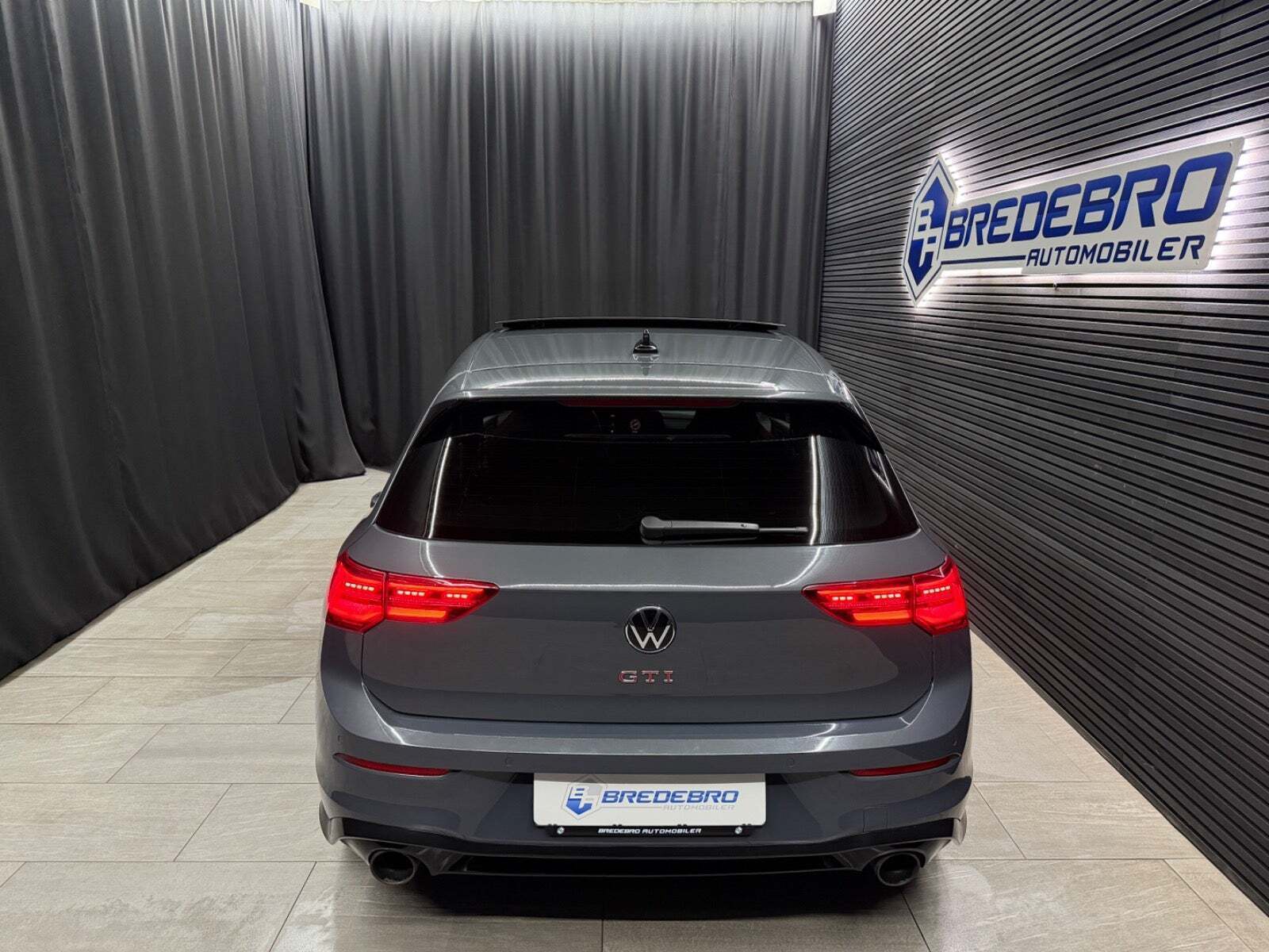 Grå VW Golf VIII fra 2020