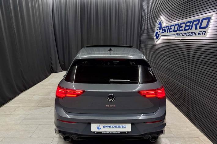 Grå VW Golf VIII fra 2020