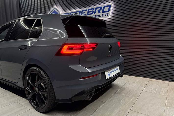 Grå VW Golf VIII fra 2020