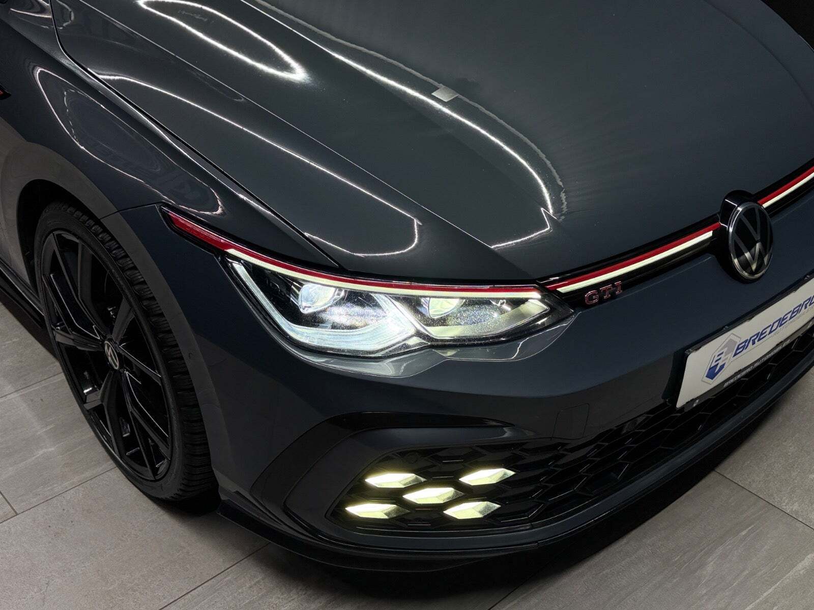 Grå VW Golf VIII fra 2020