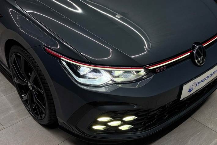 Grå VW Golf VIII fra 2020