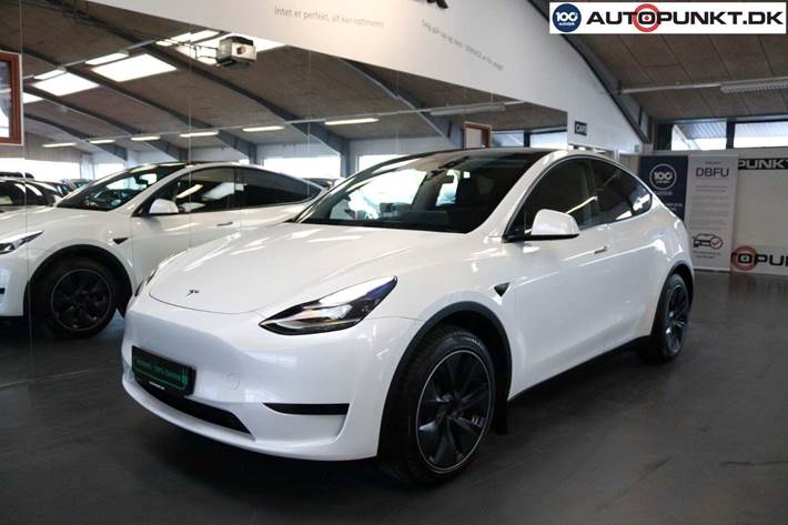 Hvid Tesla Model Y fra 2024