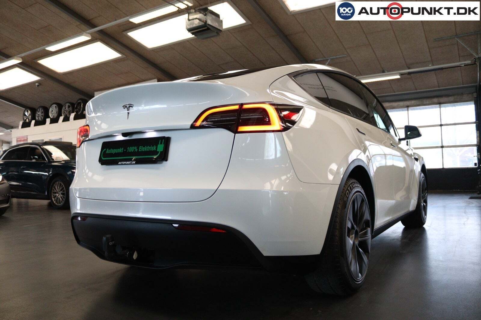 Hvid Tesla Model Y fra 2024