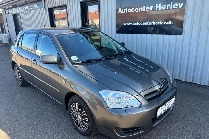 Grå Toyota Corolla fra 2006 set udefra