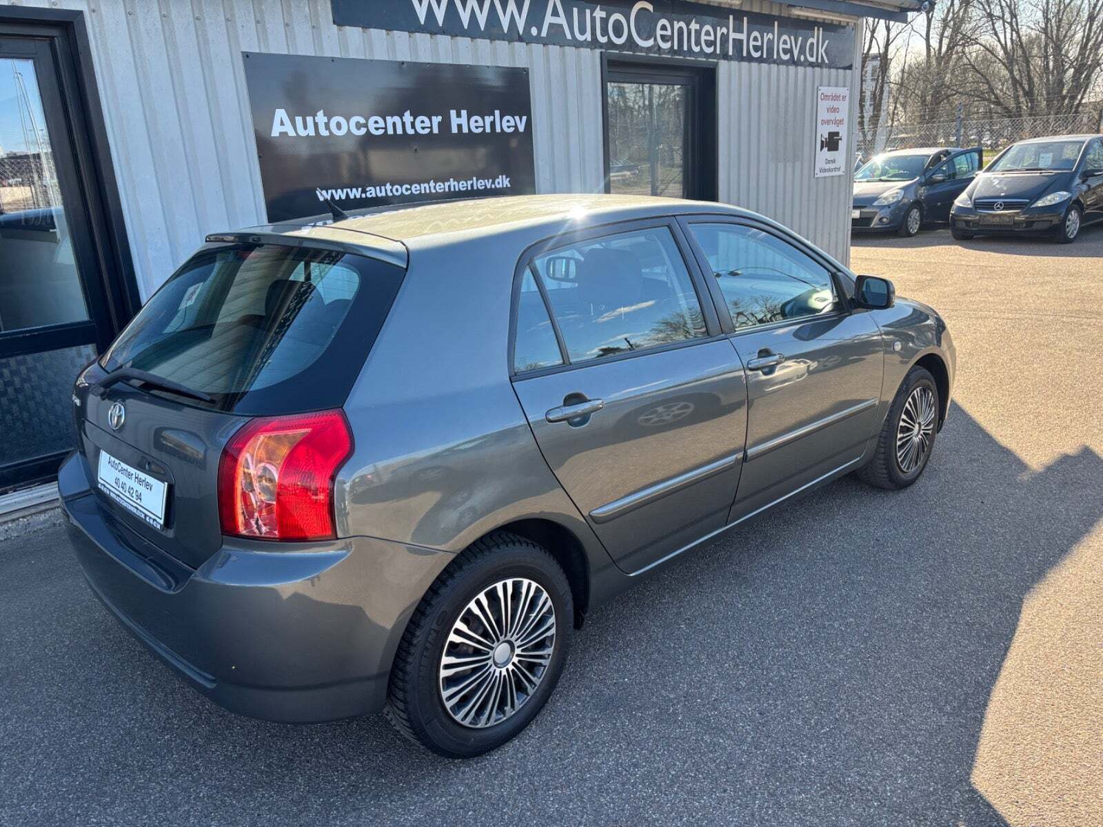 Grå Toyota Corolla fra 2006
