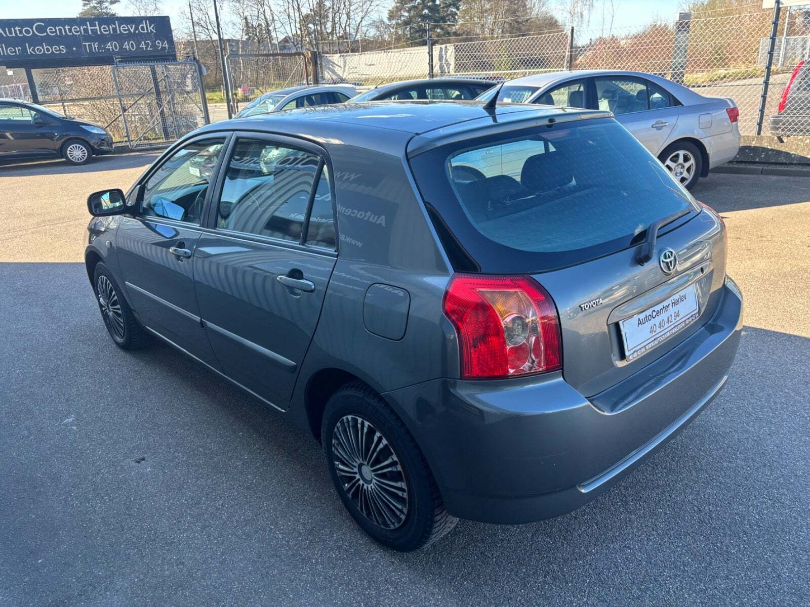 Grå Toyota Corolla fra 2006