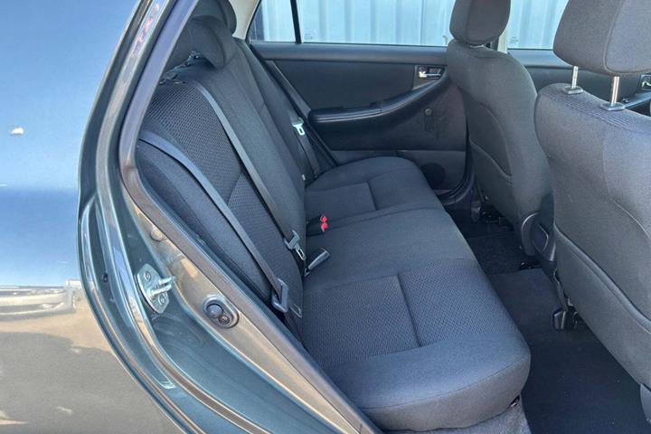 Grå Toyota Corolla fra 2006