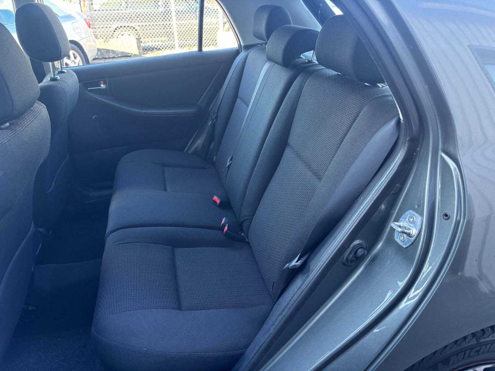 Grå Toyota Corolla fra 2006