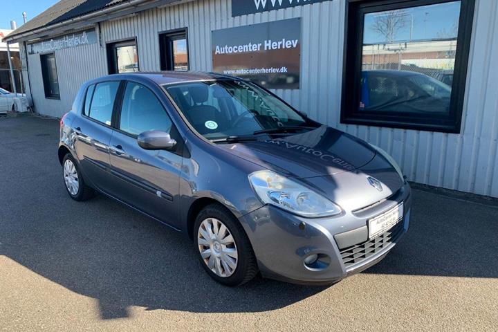 Blå Renault Clio III fra 2011 set udefra