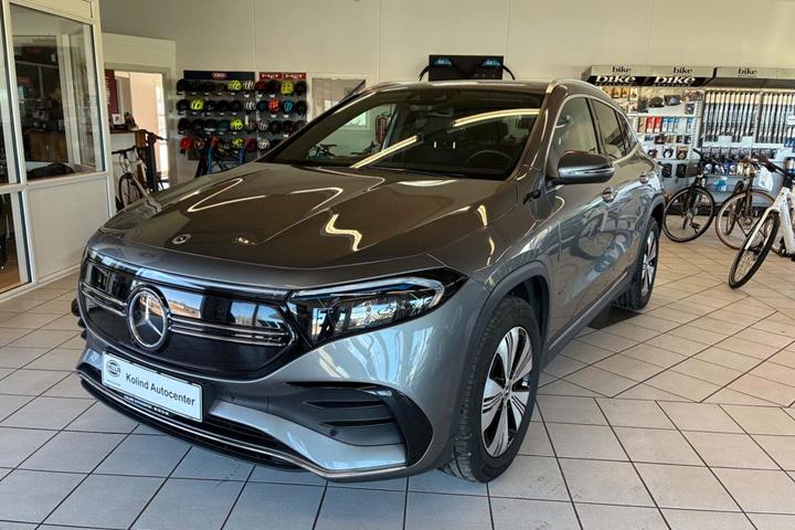Grå Mercedes EQA300 fra 2022 set udefra