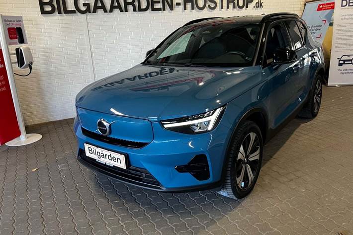 Blå Volvo XC40 fra 2023