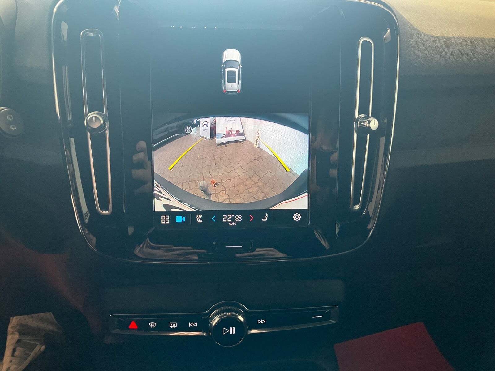 Blå Volvo XC40 fra 2023