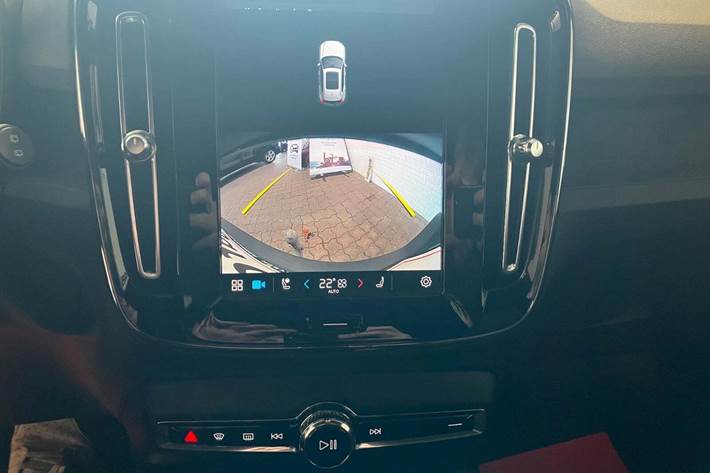 Blå Volvo XC40 fra 2023