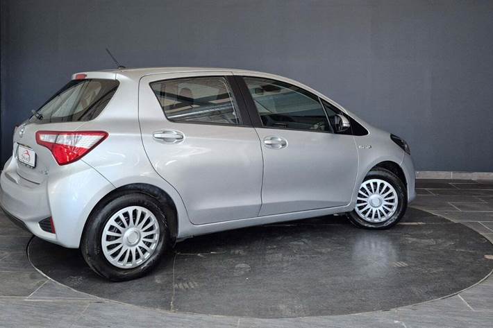 Sølv Toyota Yaris fra 2020