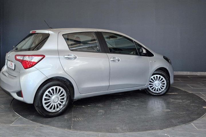 Sølv Toyota Yaris fra 2020