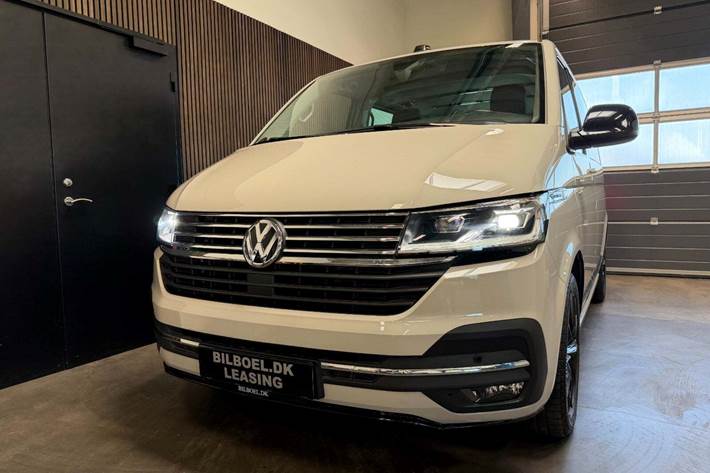 Grå VW Multivan fra 2021