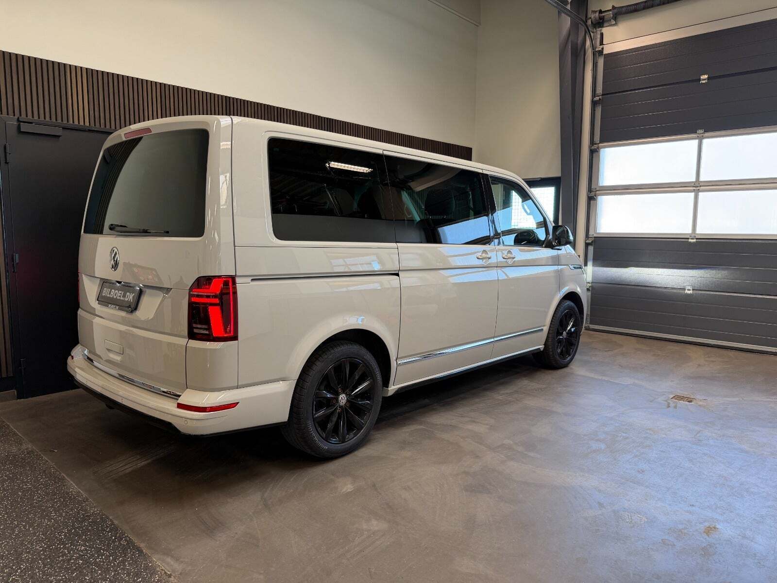 Grå VW Multivan fra 2021