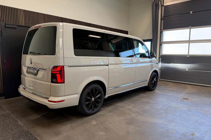 Grå VW Multivan fra 2021