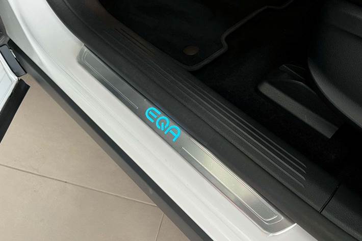 Hvid Mercedes EQA250 fra 2024