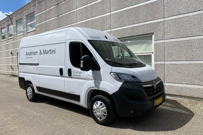 Hvid Opel Movano fra 2022