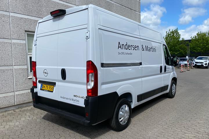 Hvid Opel Movano fra 2022