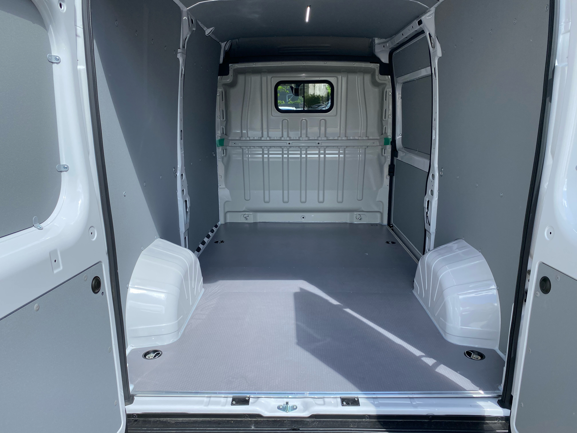 Hvid Opel Movano fra 2022