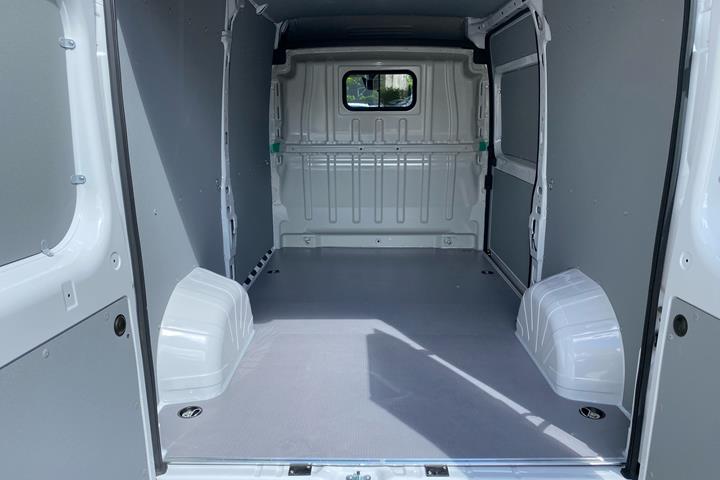 Hvid Opel Movano fra 2022