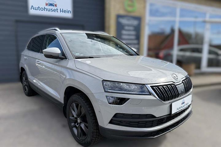 Grå Skoda Karoq fra 2018 set udefra