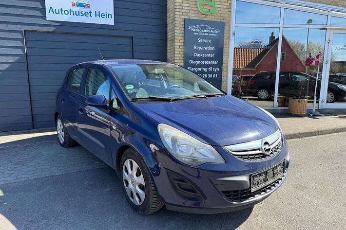 Blå Opel Corsa fra 2014