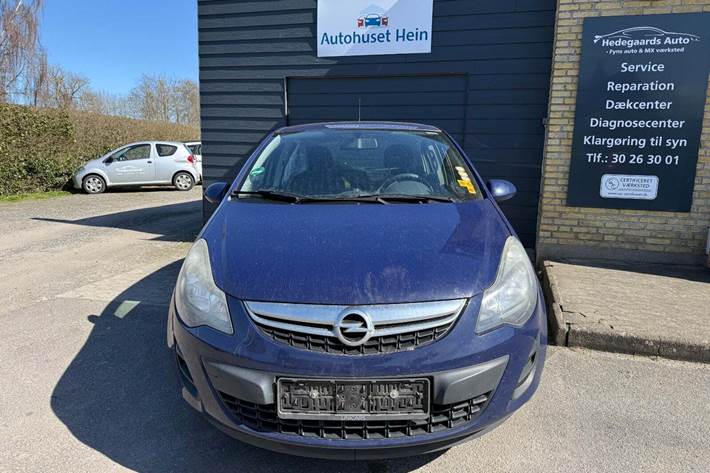 Blå Opel Corsa fra 2014