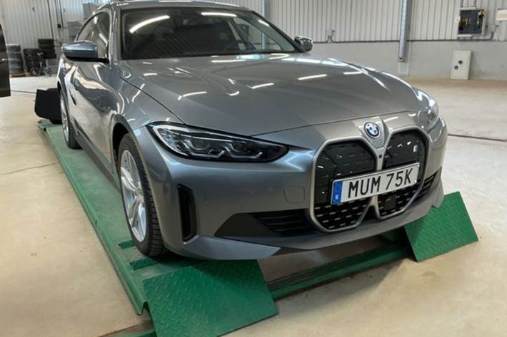 Grå BMW i4 fra 2023