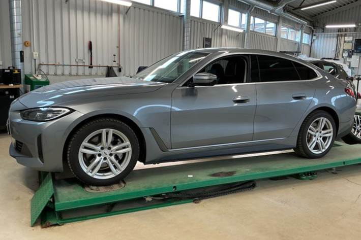 Grå BMW i4 fra 2023