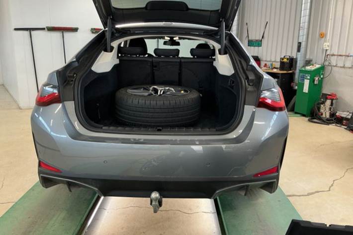 Grå BMW i4 fra 2023