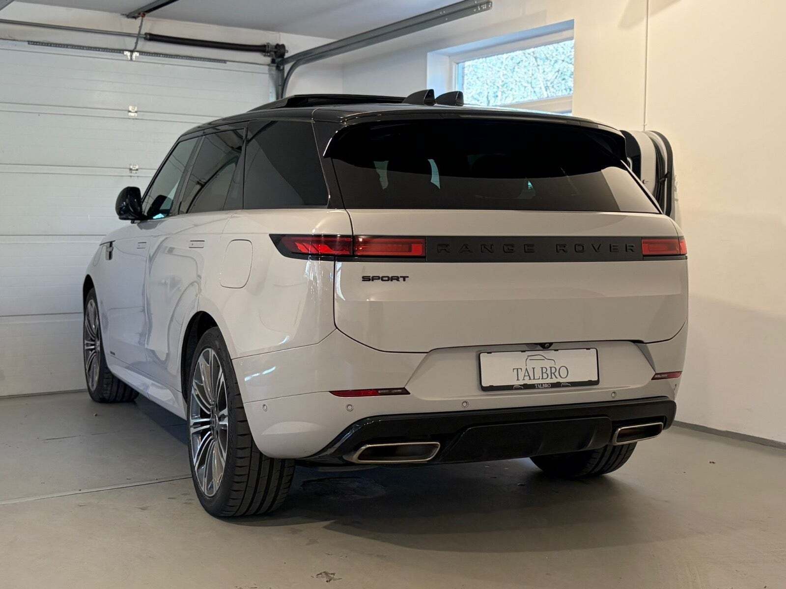 Grå Land Rover Range Rover sport fra 2024