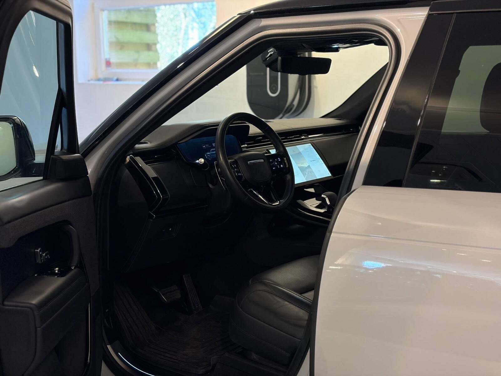 Grå Land Rover Range Rover sport fra 2024