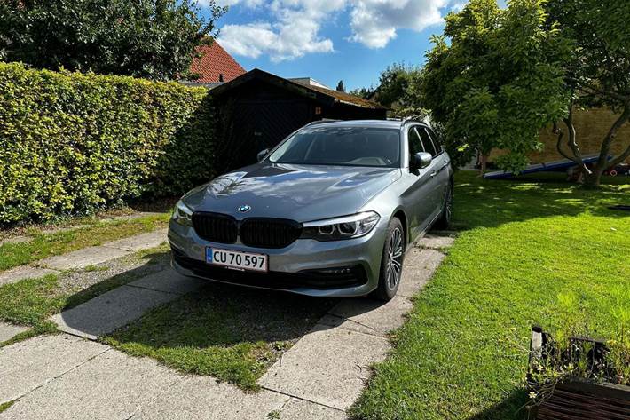 Grå BMW 520i fra 2019