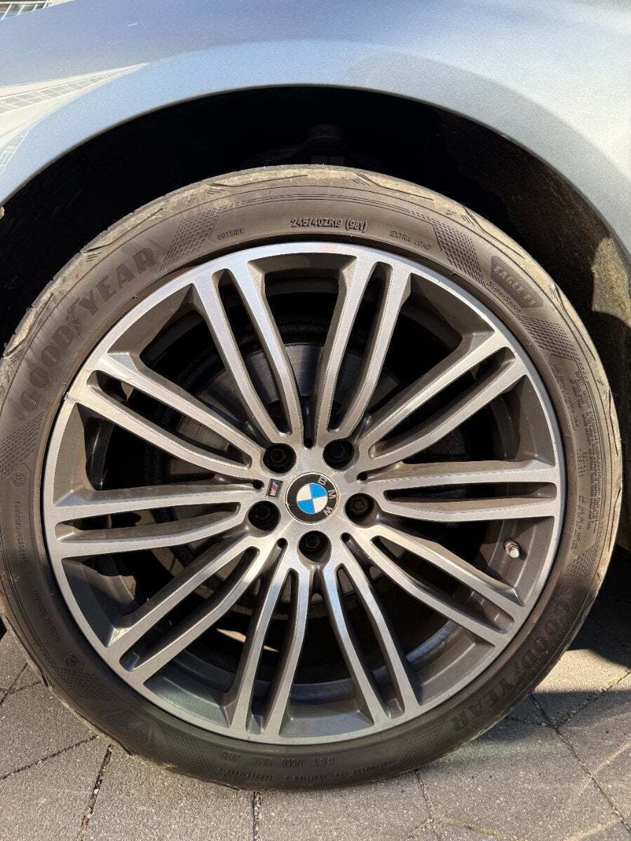 Grå BMW 520i fra 2019