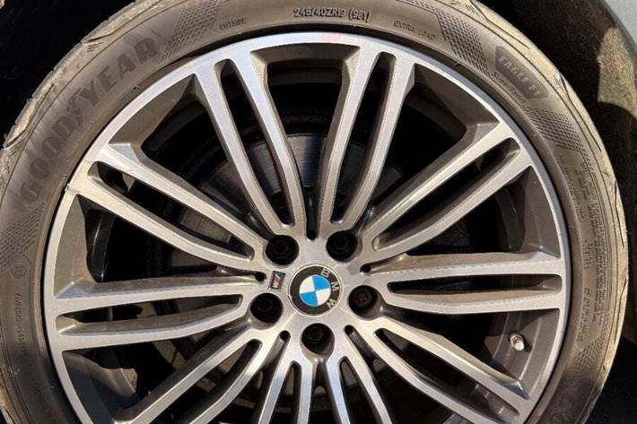 Grå BMW 520i fra 2019