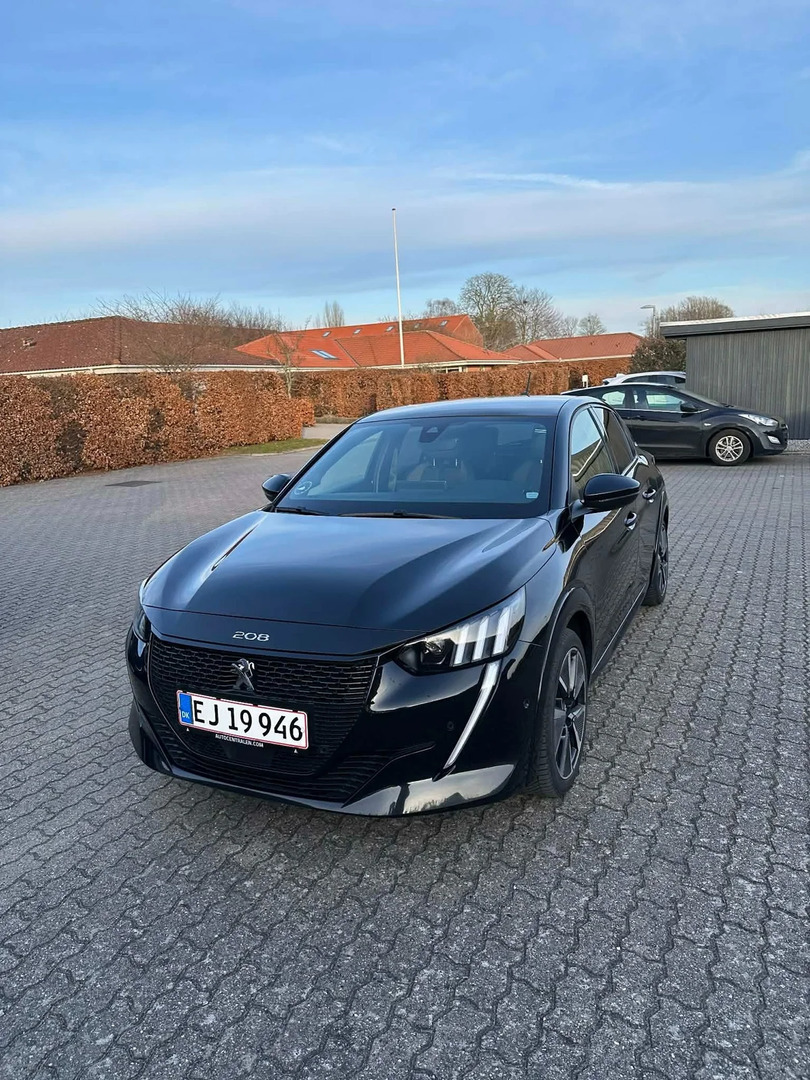 Peugeot e-208 50 GT Sky