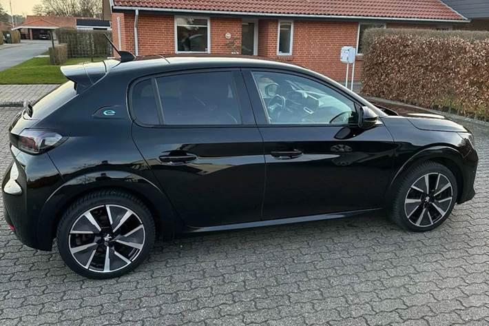 Sort Peugeot e-208 fra 2021